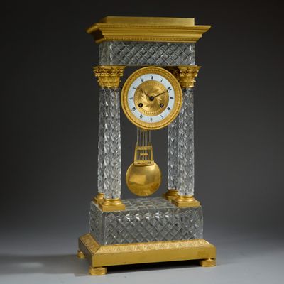 une horloge posée sur un support sur une table