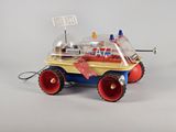 une petite voiture sur laquelle est posée une radio