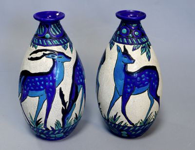 deux vases bleus décorés de motifs, posés sur une table