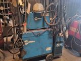 une machine qui se trouve dans un garage, à côté d'autres équipements