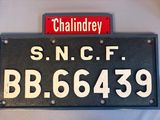 une plaque noire et blanche avec un panneau rouge et blanc