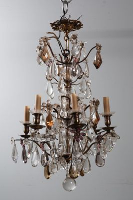 Lustre en métal patiné à six lumières à pampilles tricolore.