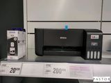 une imprimante posée sur une étagère dans un magasin