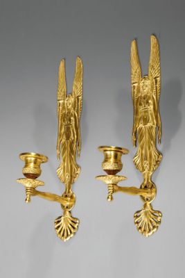 paire de bougeoirs anciens en laiton représentant des anges