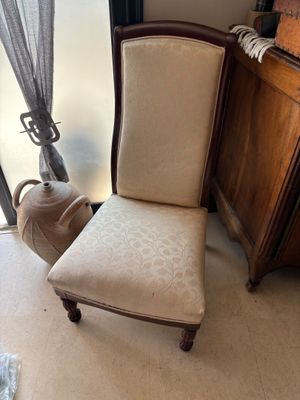 une chaise qui se trouve devant une fenêtre
