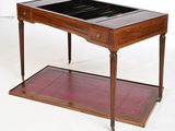 une photo d'une table en bois avec un plateau en verre