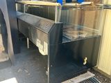 une photo d'un coin cuisine avec un barbecue et une table