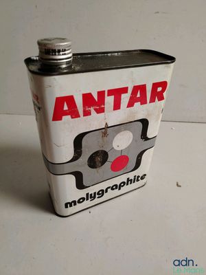 une gourde en métal ornée d'un logo rouge et blanc