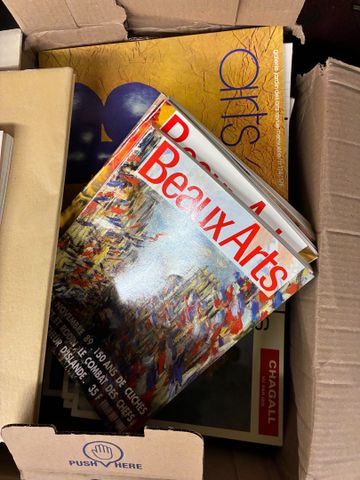 Lot de 4 cartons dont revue sur l’art et la peinture, dossiers de...