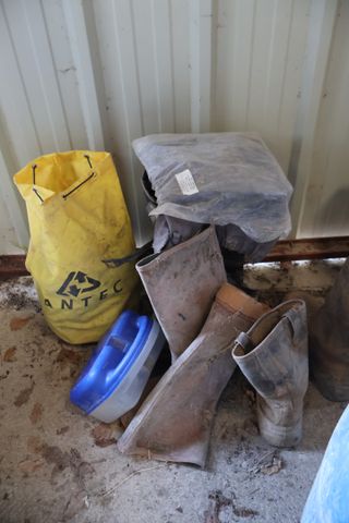 Lot de bottes de jardin, moto et divers dans l’état