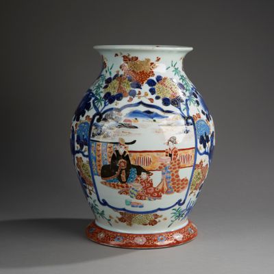 JAPON. Grand vase balustre à décor émaillé en bleu sous couv…