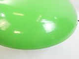 un ballon vert posé sur une table blanche