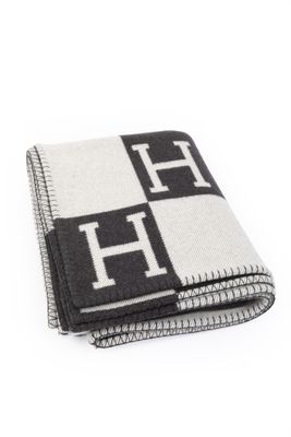 une couverture noire et blanche sur laquelle figure la lettre h