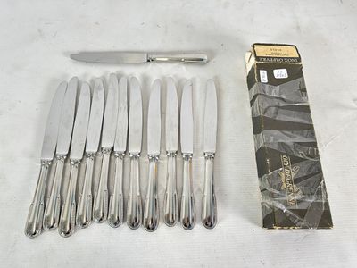 beaucoup de couteaux et une boîte de couteaux sur la table
