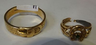 un gros plan sur une bague en or et une bague sertie d'une pierre verte