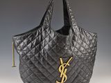 un sac fourre-tout matelassé noir orné d'un logo « y » doré sur le devant