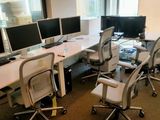 il y a de nombreux ordinateurs sur les bureaux de ce bureau