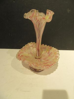 un vase en verre posé sur une table