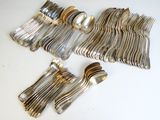 beaucoup de cuillères en argent et de cuillères sur la table