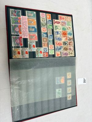 une photo d'une photo d'un mur avec des timbres dessus