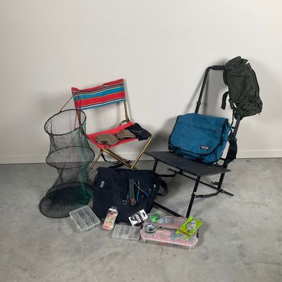 une chaise, un sac à dos, un skateboard et d'autres objets posés par terre