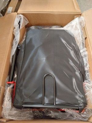 une valise dans un carton posé par terre