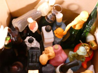 Avon. Environ vingt cinq flacons. - Photo 1