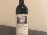une bouteille de vin posée sur une table