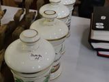 une table sur laquelle sont posés plusieurs vases