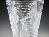 un verre sur lequel est représenté un homme et une femme