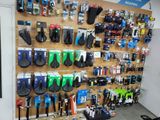 un mur sur lequel sont exposés de nombreux articles différents dans un magasin
