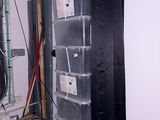 une pièce où il y a beaucoup de cartons et de câbles par terre