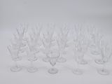 un assortiment de verres à vin transparents posés sur une table blanche