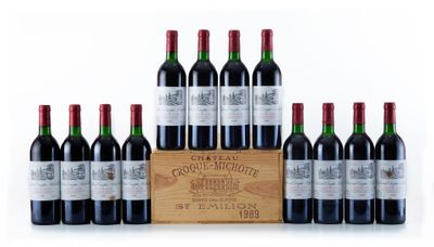 six bouteilles de vin rouge dans une caisse en bois sur fond blanc