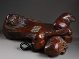 un téléphone en bois posé sur une table