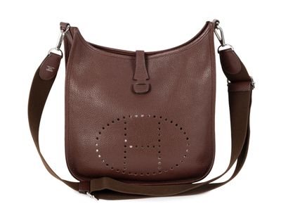 un gros plan sur un sac à main marron muni d'une bandoulière marron