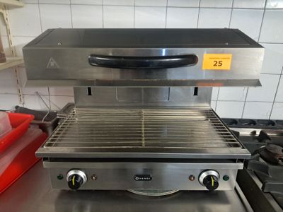 un grill posé sur un plan de travail dans une cuisine
