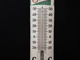 un thermomètre en métal muni d'un thermomètre