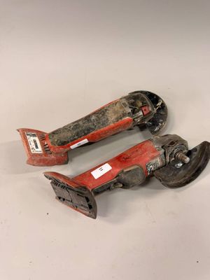 Deux vieux troglodytes rouillés sont perchés sur une surface blanche