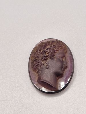 l'image d'une pièce de monnaie sur laquelle figure une tête de femme