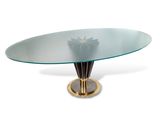une table ovale en verre avec un piètement en laiton et un plateau en verre