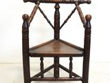 une chaise en bois dont l'assise est également en bois