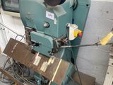 une machine posée sur une table dans une pièce