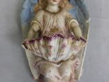 une figurine représentant un ange tenant une fleur à la main
