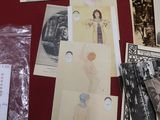 tout un tas de vieilles photos et de cartes postales étalées sur une table