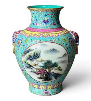 CHINE, XXe siècle, vase en porcelaine émaillée polychrome su…