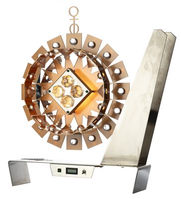 une lampe suspendue à une structure métallique