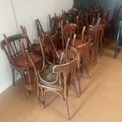 un grand nombre de chaises alignées dans une pièce