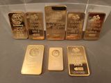 cinq lingots d'or dans une vitrine posée sur une table