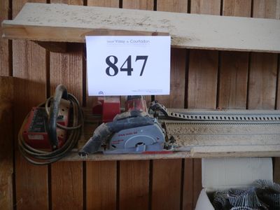 une photo montrant un chiffre posé sur une étagère, à côté d'une scie circulaire